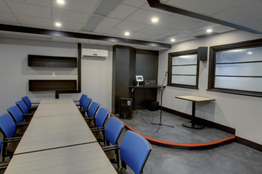 Salle de réunion. 2 tables de conférence, 12 et 8 chaises