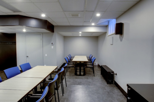 Salle de réunion. 2 tables de conférence, 12 et 8 chaises