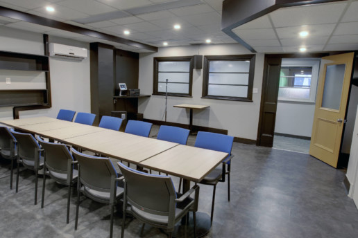 Salle de réunion. Table de conférence, 12 chaises