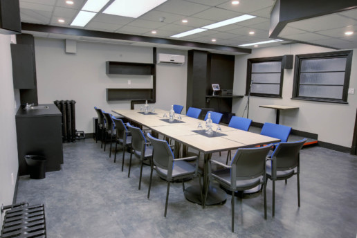 Salle de réunion. Table de conférence, 12 chaises